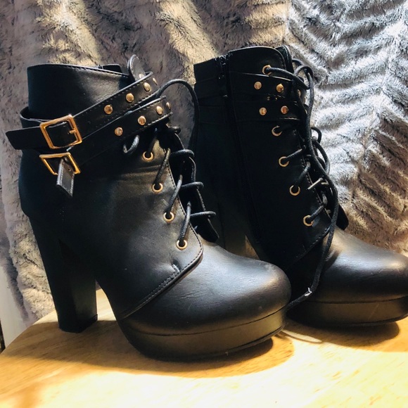 Stylish ankle boot with heel - Picture 2 of 5